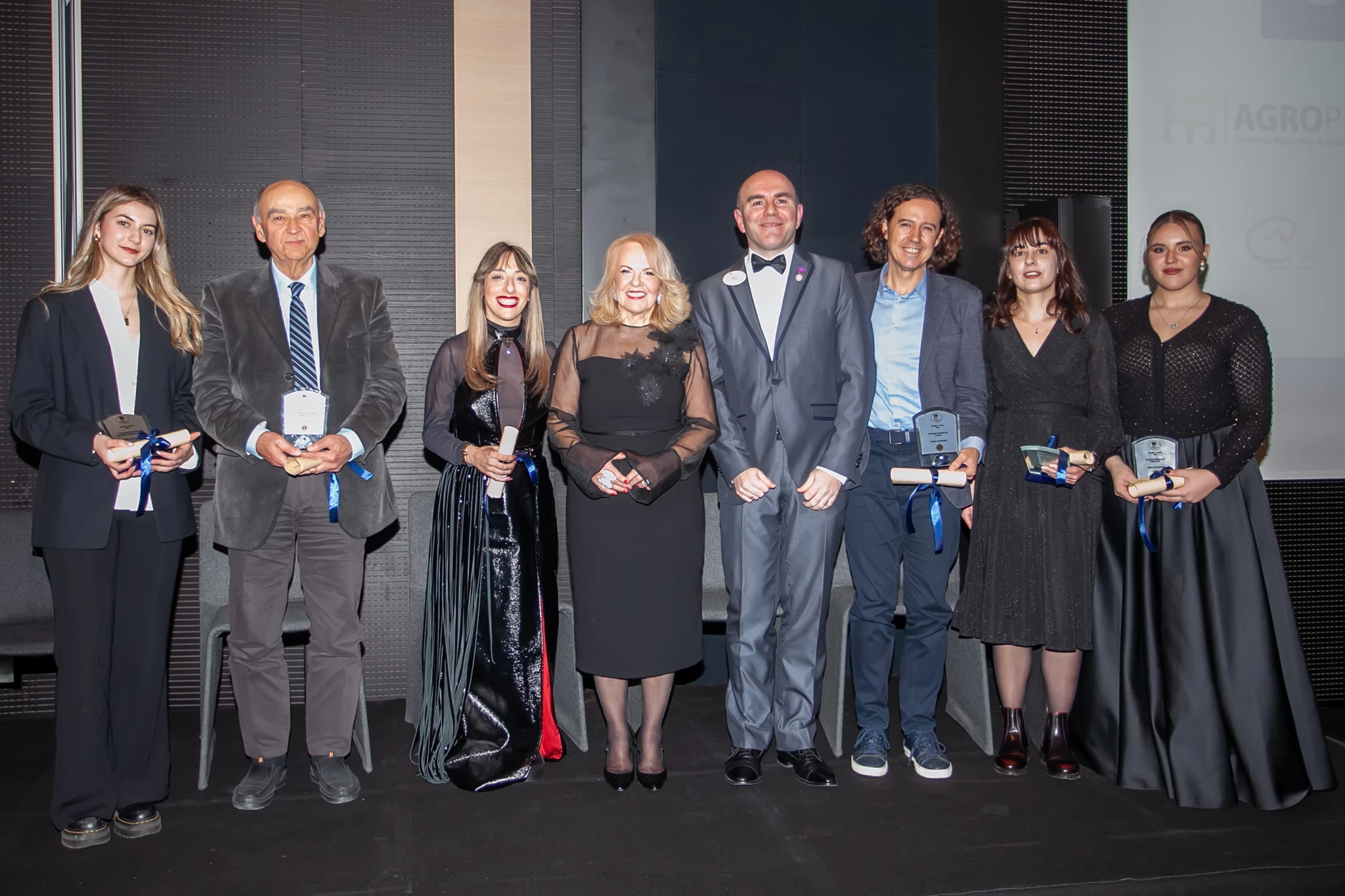 Οι βραβευμένοι: Εκπρόσωπος iGEM Αθανάσιος Οικονόμου(εκπρόσωπος του Κ.Χρηστου Ζερεφού) Παρασκευή Σαλαβγιά, Ηλίας Μάστορας, Αναστασία Σιάπκα, Κλειώ Σαραφιδη με την Πρόεδρο Στήβη Σιωζοπούλου και τον Κυβερνήτη του Ι17Β ΒΕλλαδας -Κύπρου κ. Πάνο Συνοδινό