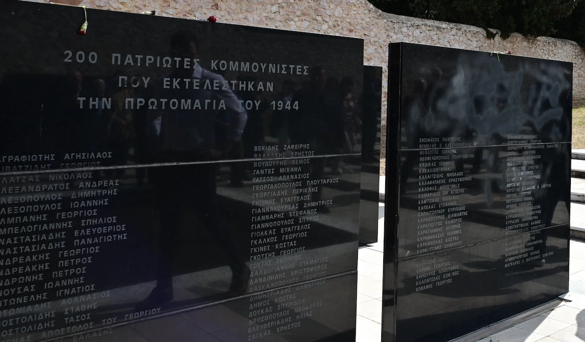 Μνημείο στο Σκοπευτήριο καισαρικής. Το όνομα του Αποστολή Καλόφα εμφανίζεται στη στήλη στα δεξιά