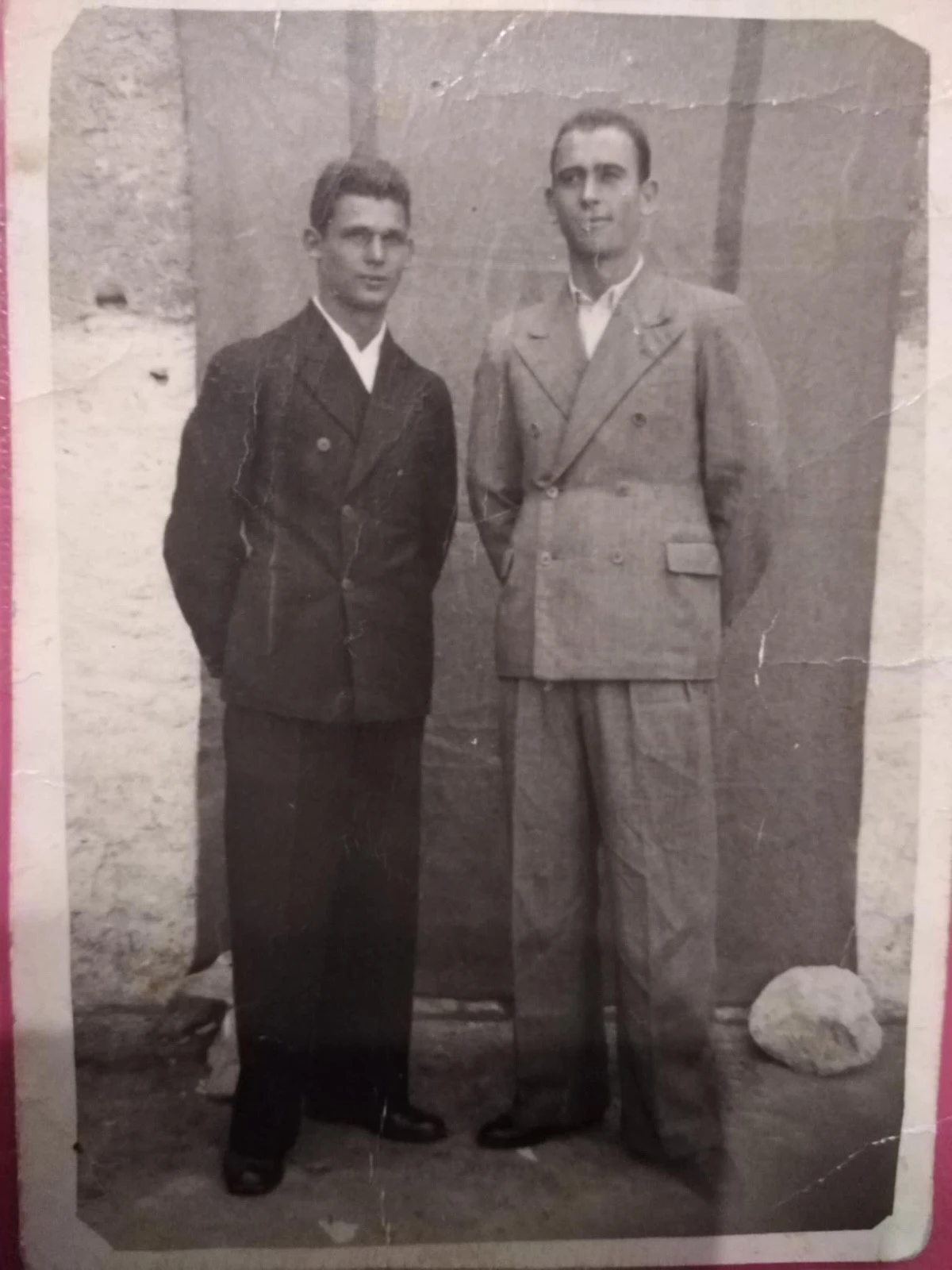 O Αποστόλης Καλόφας (δεξιά) με έναν φίλο του, λίγο πριν τη σύλληψή του