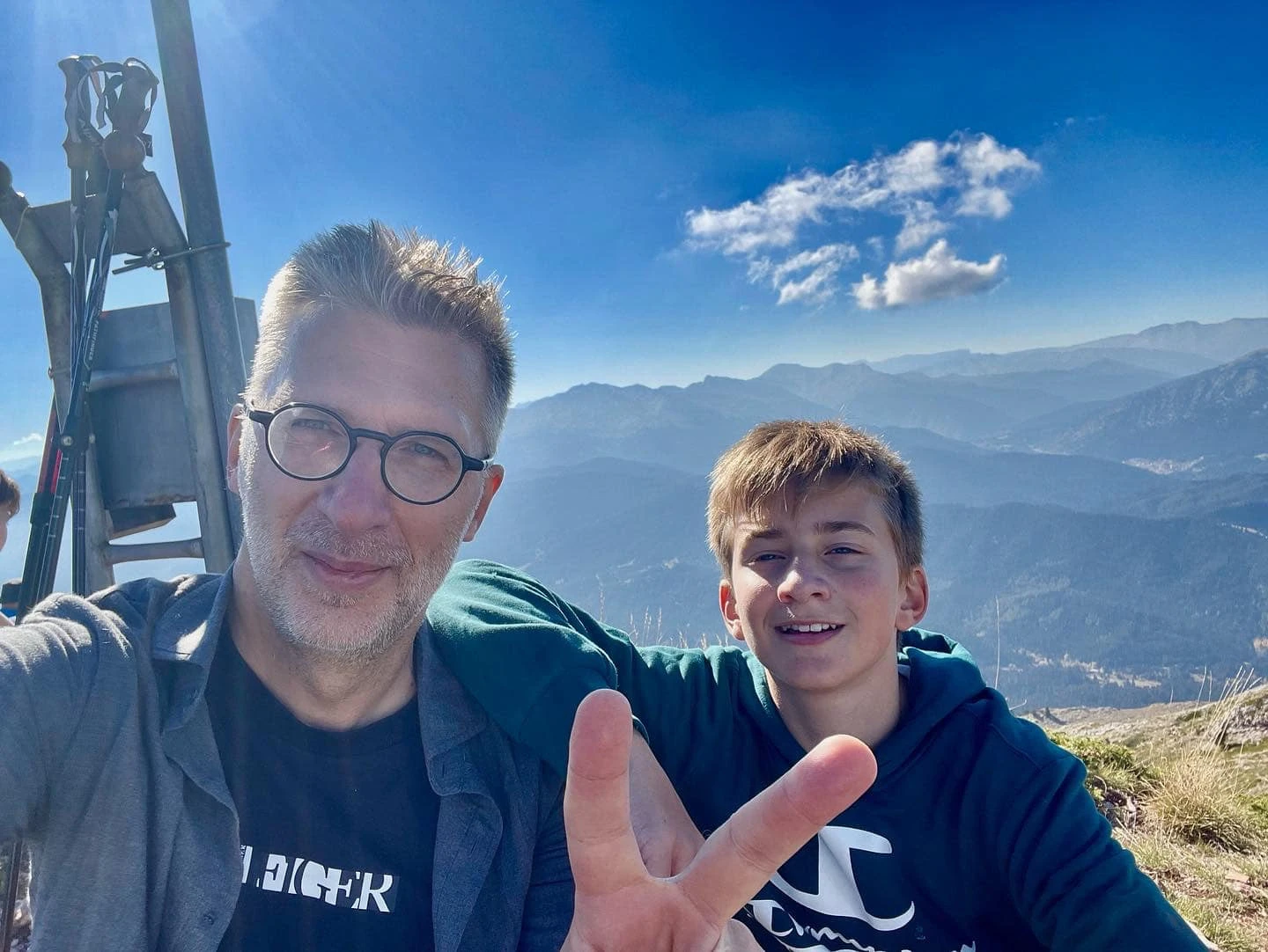 Με το γιό του Βασίλη σε μια βουνοκορφή των Τρικάλων