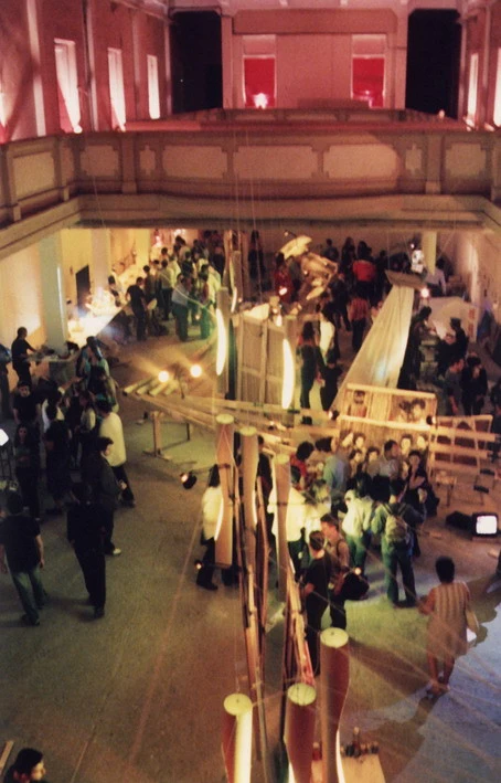 2004:&nbsp; Στιγμιότυπο της πρώτης ανεξάρτητης δράσης «vagabond» τέχνη σε δράση, που διοργανώθηκε στο πρώην Κεντρικό Τελωνείο στο Λιμάνι Θεσσαλονίκης