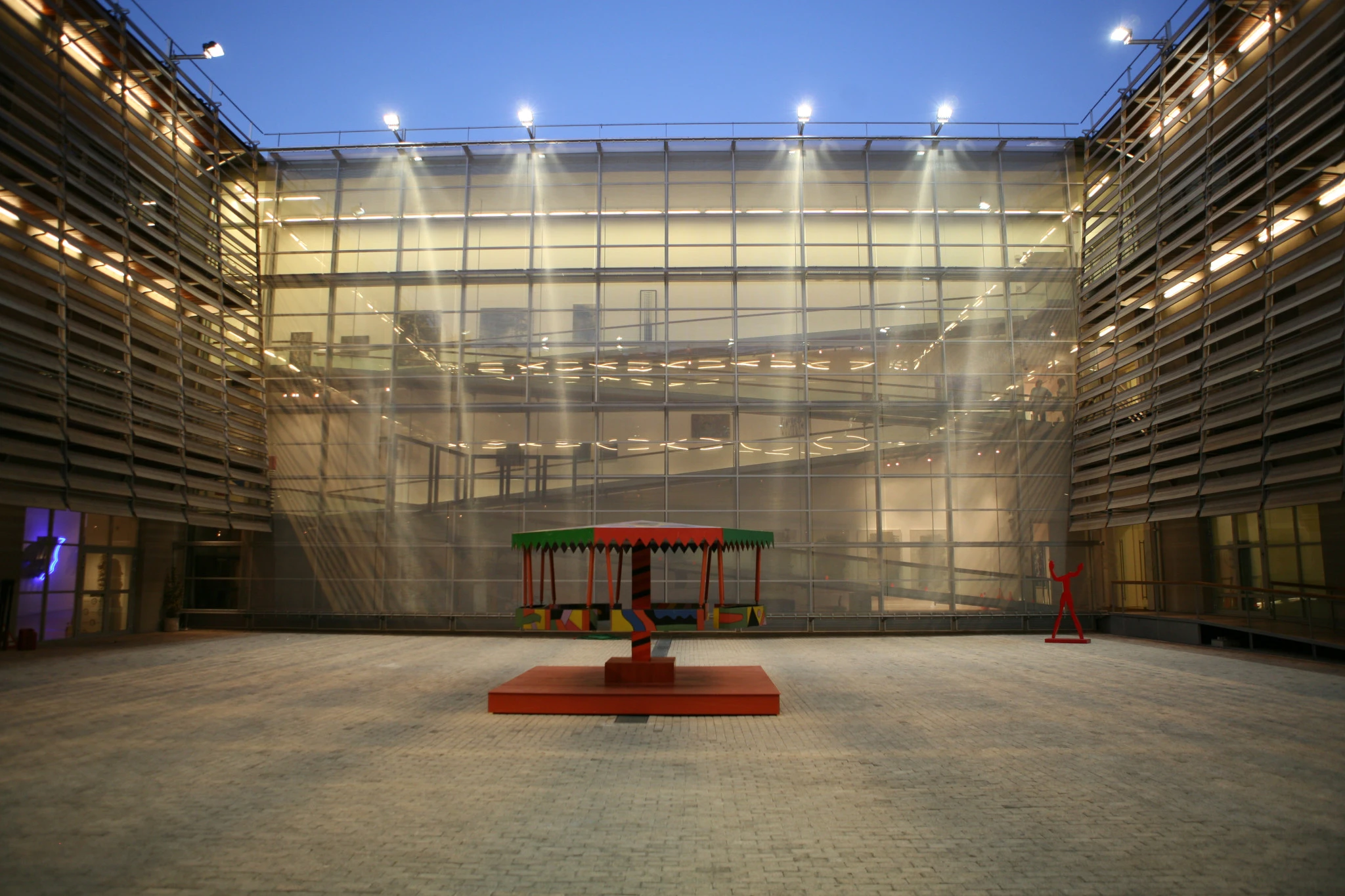 2007: Το αίθριο του Μουσείου Μπενάκη στην οδό Πειραιώς, έκθεση «Τόποι»