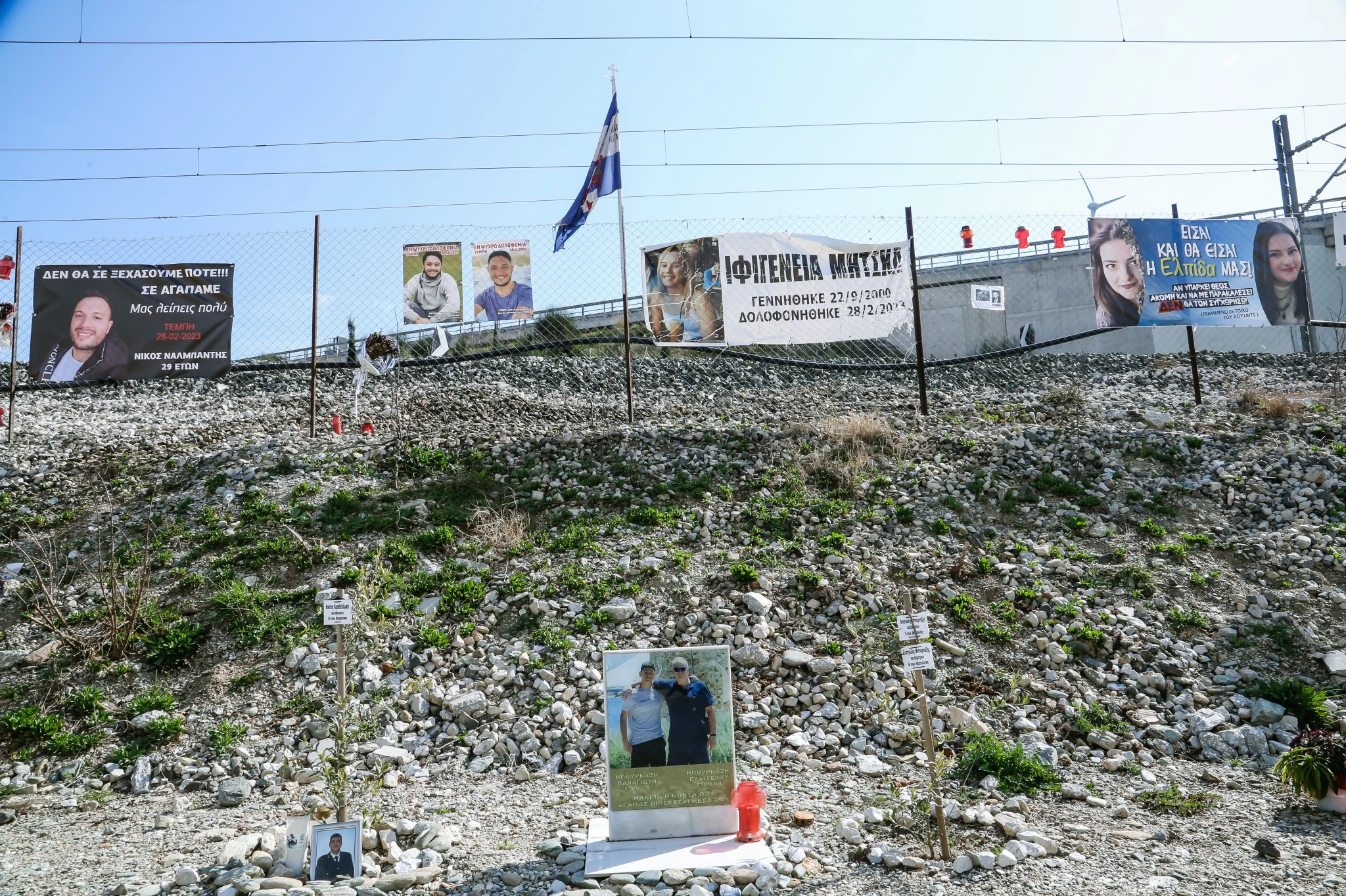 24/02/2024 - ΦΟΙΤΗΤΕΣ ΚΑΤΕΘΕΣΑΝ ΛΟΥΛΟΥΔΙΑ ΚΑΙ ΣΤΕΦΑΝΑ ΣΤΟ ΣΗΜΕΙΟ ΤΟΥ ΣΙΔΗΡΟΔΡΟΜΙΚΟΥ ΔΥΣΤΥΧΗΜΑΤΟΣ