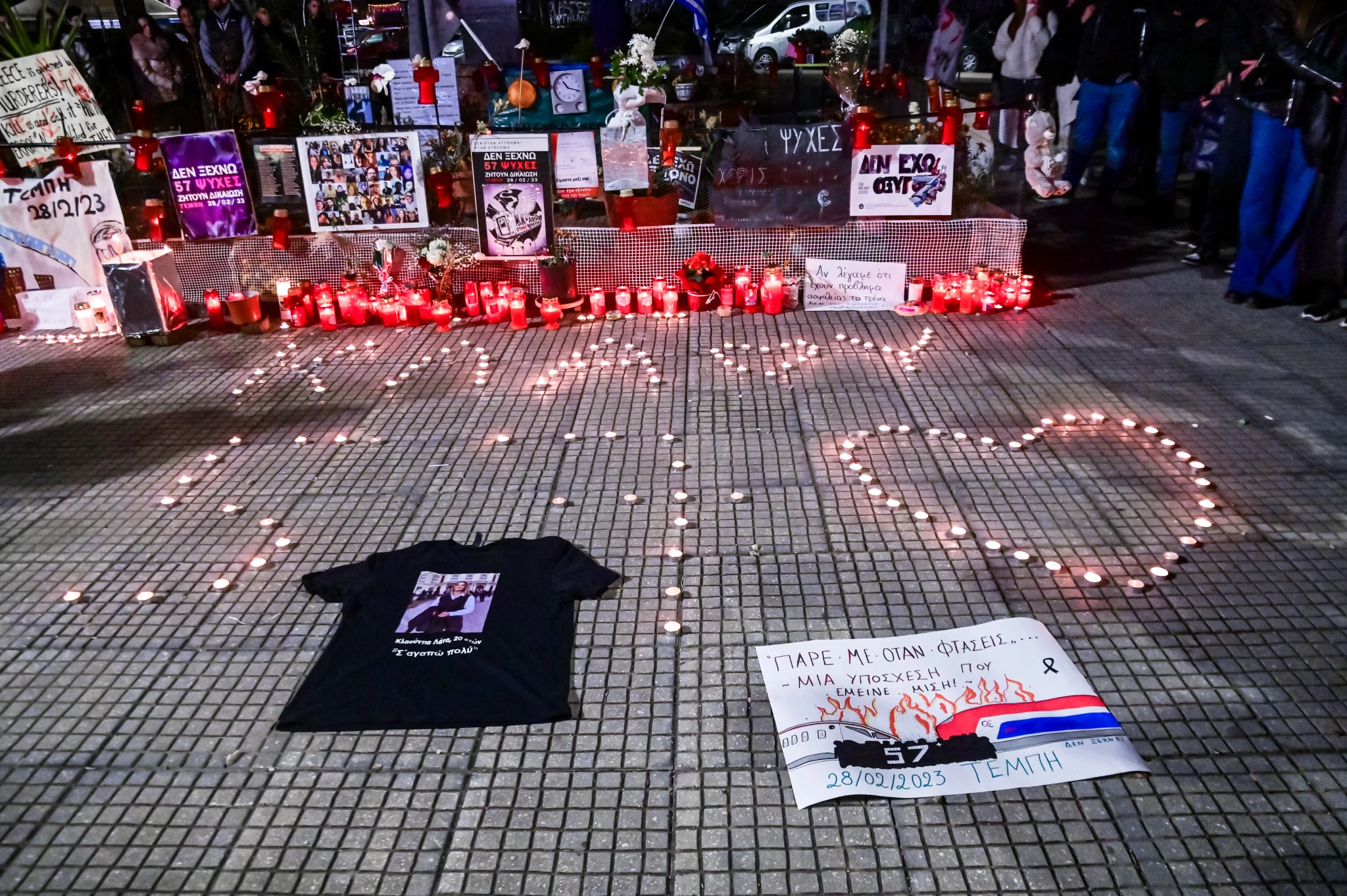 ΠΟΛΙΤΕΣ ΤΟ ΒΡΑΔΥ ΣΤΟΝ ΟΣΕ ΛΑΡΙΣΑΣ ΓΙΑ ΝΑ ΤΙΜΗΣΟΥΝ ΤΗ ΜΝΗΜΗ ΤΩΝ ΘΥΜΑΤΩΝ ΤΟΥ ΣΙΔΗΡΟΔΡΟΜΙΚΟΥ ΔΥΣΤΥΧΗΜΑΤΟΣ