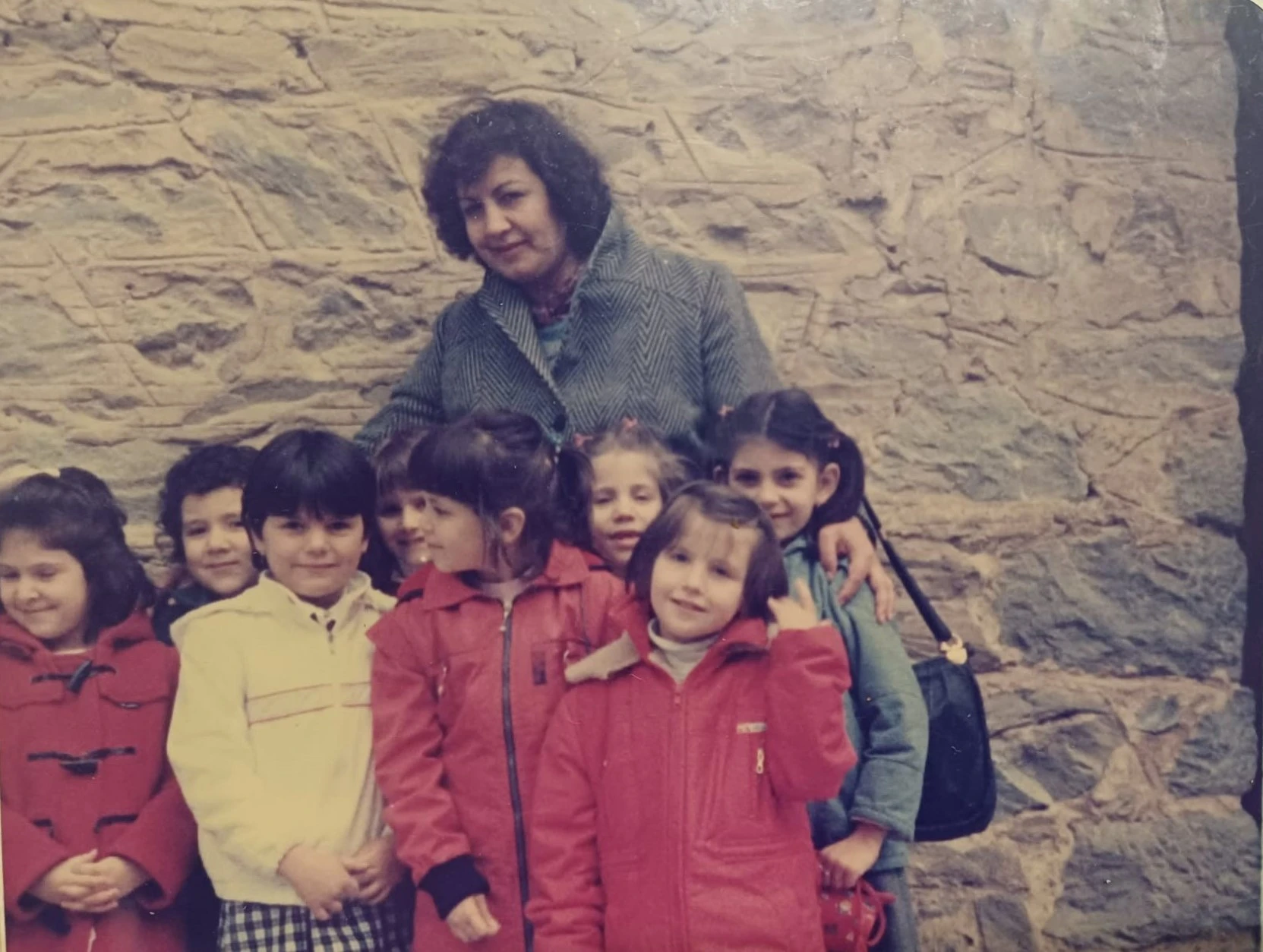 Δεκέμβριος του 80: Στο 31ο Δημοτικό των 40 Εκκλησιών (διακρίνεται η πρώτη από αριστερά)