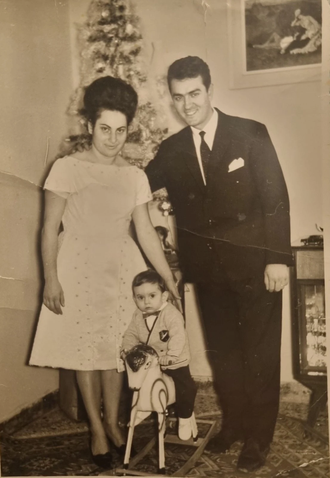 Στο πατρικό των Σερρών, σε ηλικία 3 ετών, μαζί με τη μητέρα του Μαρίκα και τον πατέρα του Νικόλα