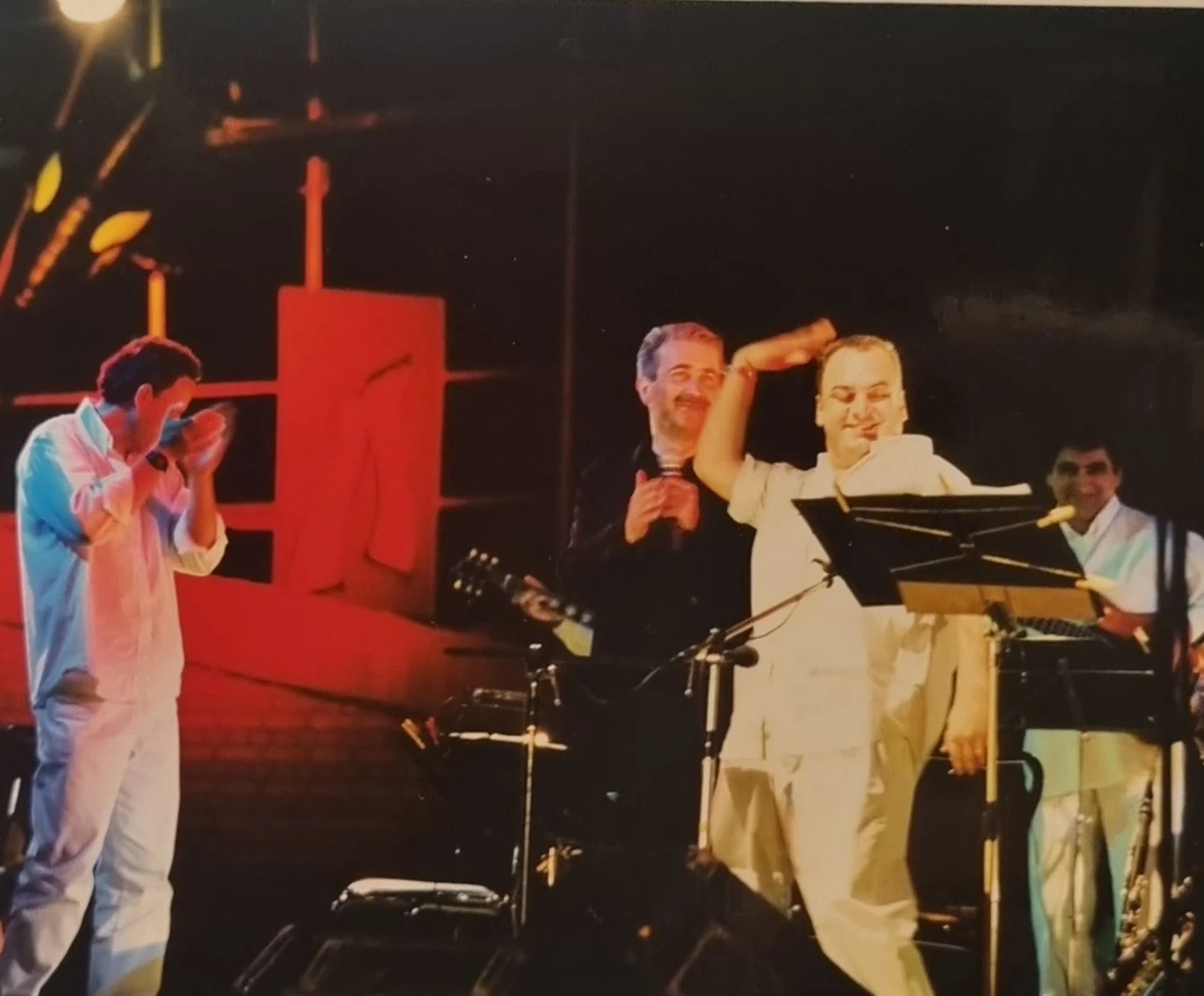 Από τη συναυλία των Monie & Monie Conniente με τον Λάκη Λαζόπουλο για το Εργατικό Κέντρο Θεσσαλονίκης