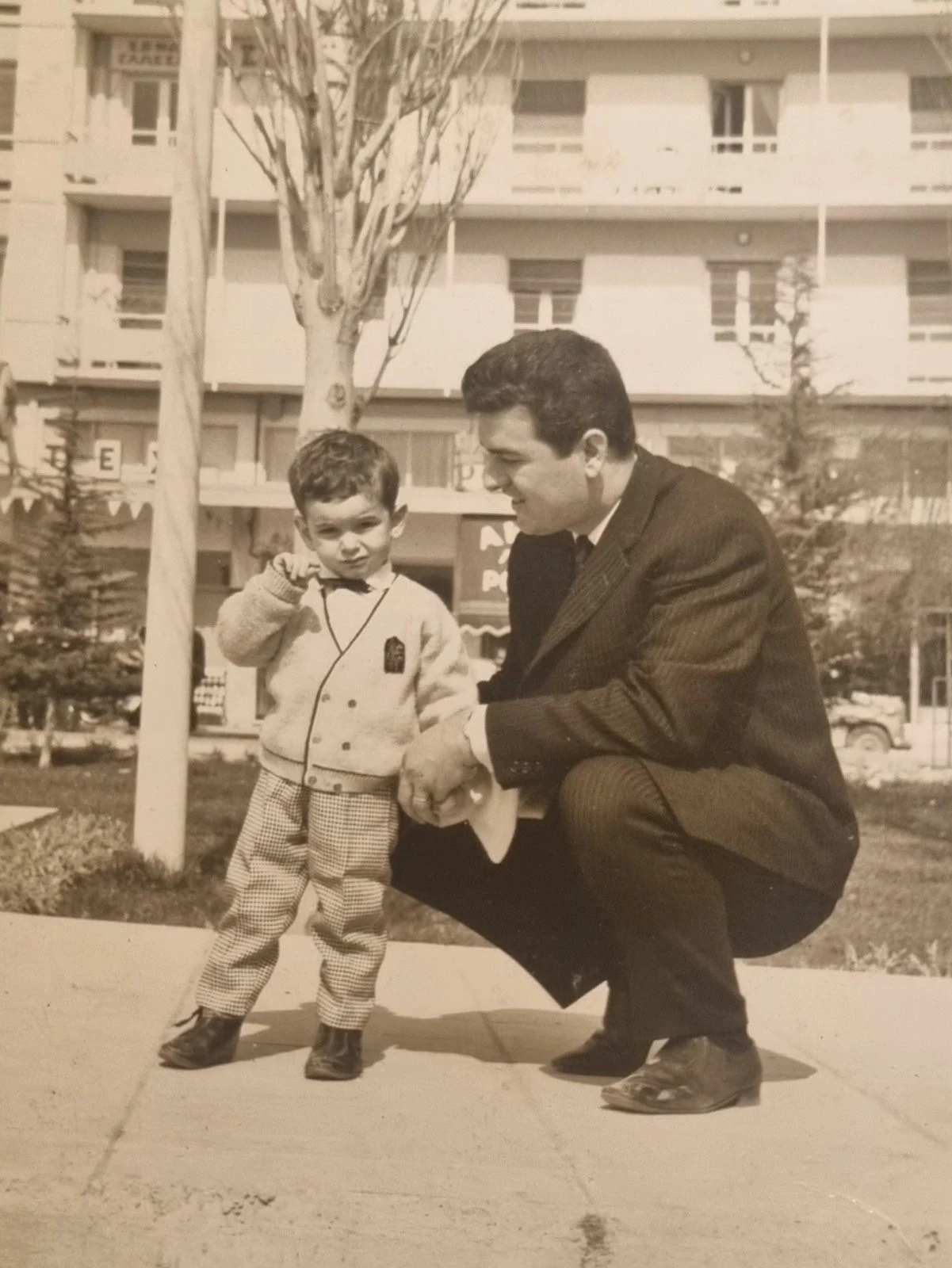 Με τον πατέρα του Νικόλα στην πλατεία Ελευθερίας στις Σέρρες