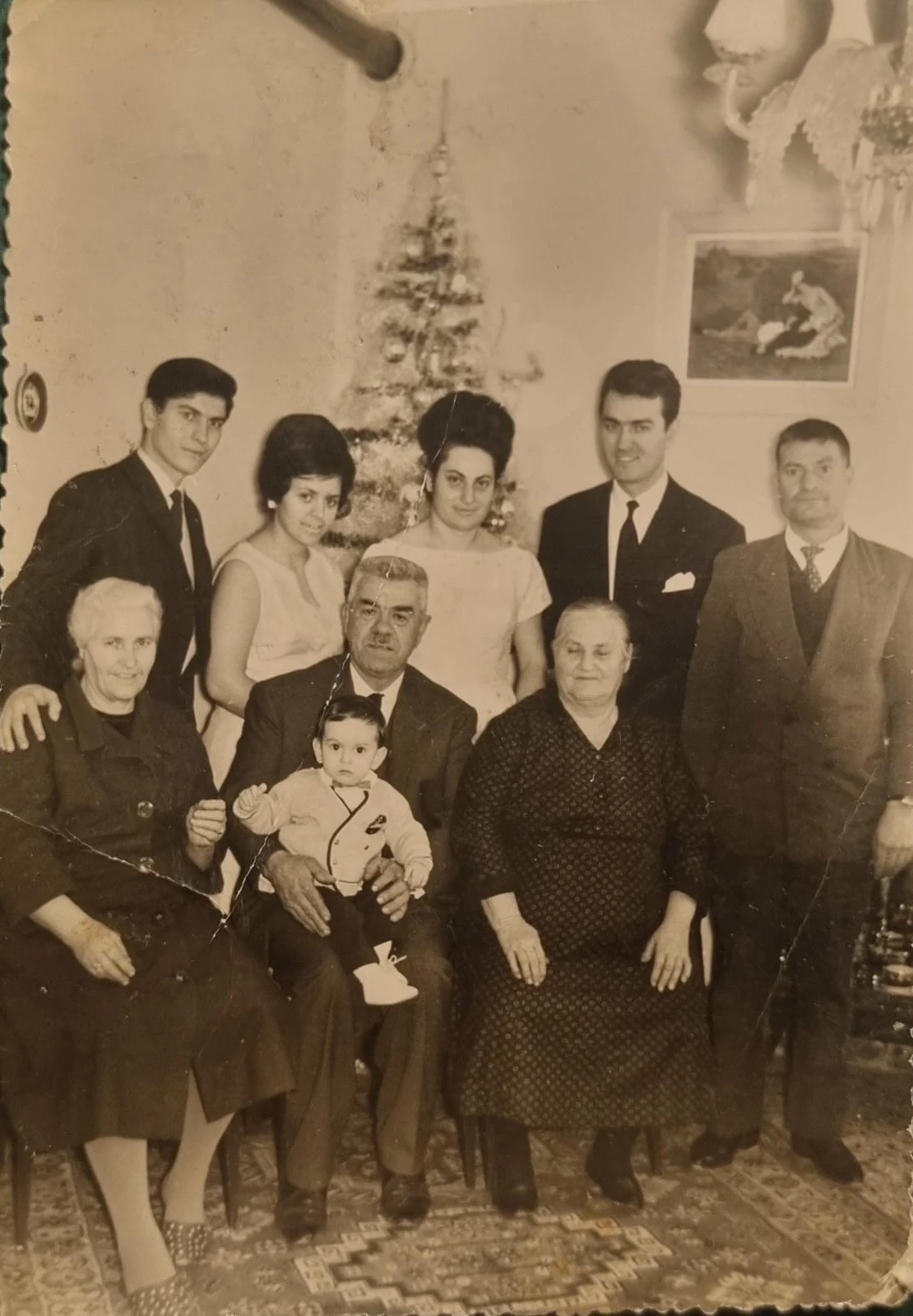 Οικογενειακή φωτογραφία με τους δύο Διογένηδες: διακρίνεται στη μέση στην αγκαλιά του παππού του, Διογένη