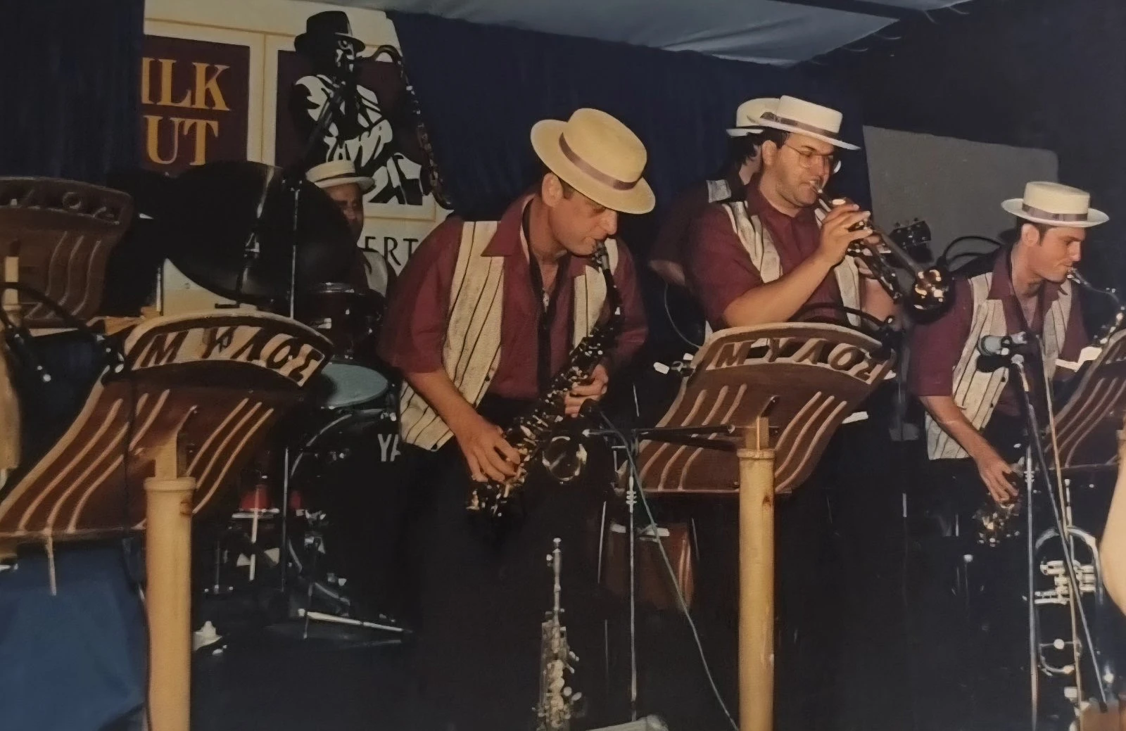 Το 1994, παίζοντας σαξόφωνο στα πρώτα του βήματα με τους Monie & Monie Conniente