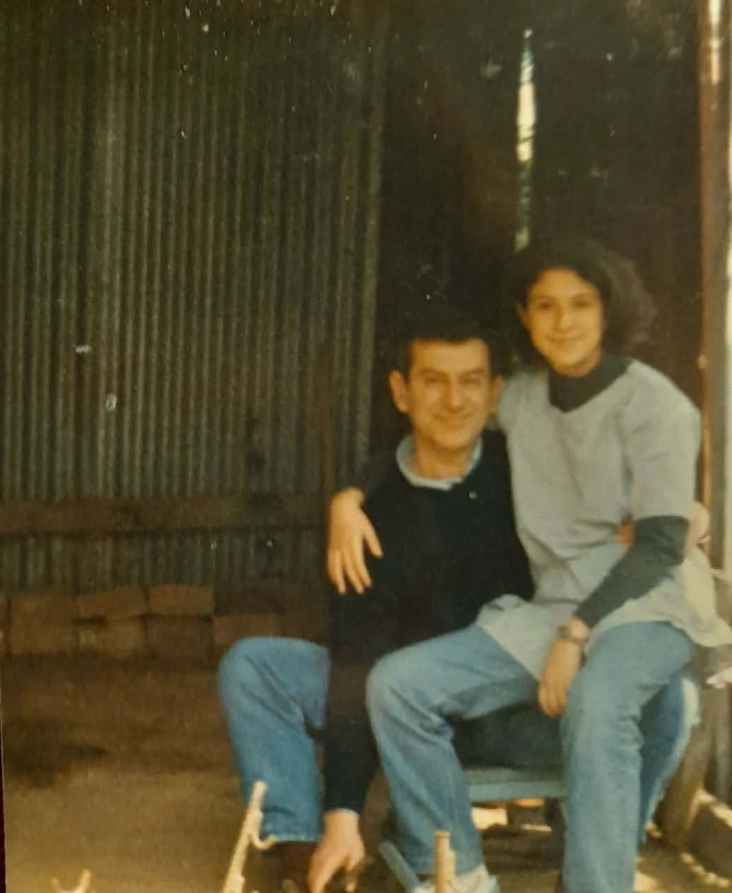 Σουβλίζοντας αρνί με τον μπαμπά της