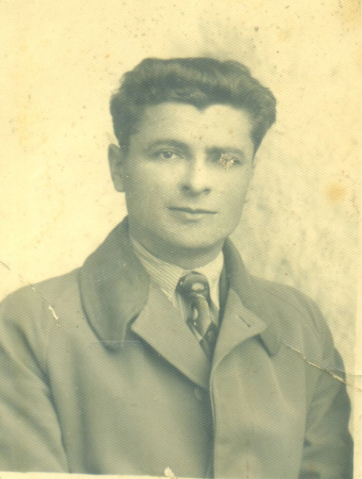 Μανέκας Νίκος&nbsp;του Κώστα. Γεννήθηκε το 1903 στο Ζαγόρι της Ηπείρου, &nbsp;απ’ όπου&nbsp; έφυγε μικρός αναζητώντας καλύτερη τύχη και βρέθηκε στη Χωριστή Δράμας, όπου άρχισε να εργάζεται ως αυτοκινητιστής. Αργότερα μετακόμισε στη Θεσσαλονίκη. Στέλεχος της ΟΚΝΕ και του ΚΚΕ, γενικός γραμματέας του Σωματείου Αυτοκινητιστών Θεσσαλονίκης. Υποψήφιος βουλευτής Θεσσαλονίκης στις εκλογές του 1935 με το ΕΜΕΑ και το 1936 με το Παλλαϊκό Μέτωπο στο οποίο συμμετείχε και το ΚΚΕ. Πήρε μέρος στα γεγονότα του Μάη του 1936. Λίγες μέρες αργότερα συνελήφθη και εξορίστηκε στον Άη Στράτη, αλλά δραπέτευσε με άλλους 5 συντρόφους του, ένα χρόνο περίπου αργότερα και πέρασε στην παρανομία. Το 1939 συνελήφθη εκ νέου και μεταφέρθηκε αρχικά στις φυλακές της Αίγινας και αργότερα στην Ακροναυπλία.