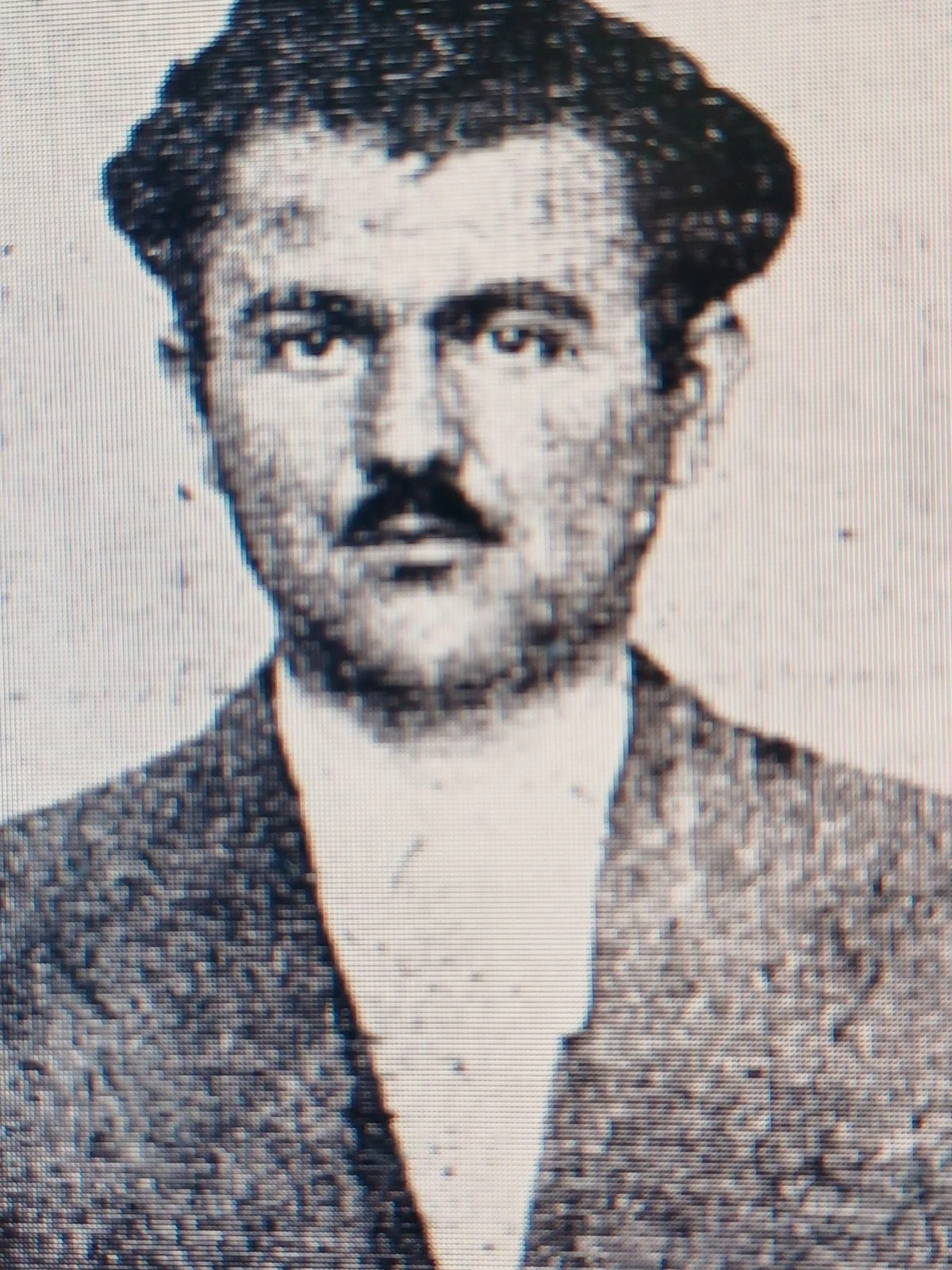 Τσίρκας Κώστας&nbsp;του Γιώργου. Δάσκαλος. Γεννήθηκε το 1906 στα Κρεμάνυα Άρτας. Το 1926 διορίστηκε δάσκαλος στο χωριό Κυψέλη Καστοριάς. Το 1930 εγκαταστάθηκε στη Θεσσαλονίκη, όπου παράλληλα με την εργασία του γράφτηκε και στη Νομική Σχολή. Μέλος του ΚΚΕ από τις αρχές του 1932, συνδικαλιστής, πρόεδρος του Συλλόγου των προοδευτικών δασκάλων «Η Αναγέννησις». Μετά την δικτατορία του Μεταξά τέθηκε σε διαθεσιμότητα, συμμετείχε στο «Αντιδικτατορικό Κίνημα Μακεδονίας» και ήταν συντάκτης της εφημερίδας «Αντιδικτατορικό Μέτωπο» και Γραμματέας των κομμουνιστών δημοσίων υπαλλήλων. Συνελήφθη με προδοσία στις 6-5-1938, μαζί με άλλους 75 υπαλλήλους και μεταφέρθηκε στην Ακροναυπλία.