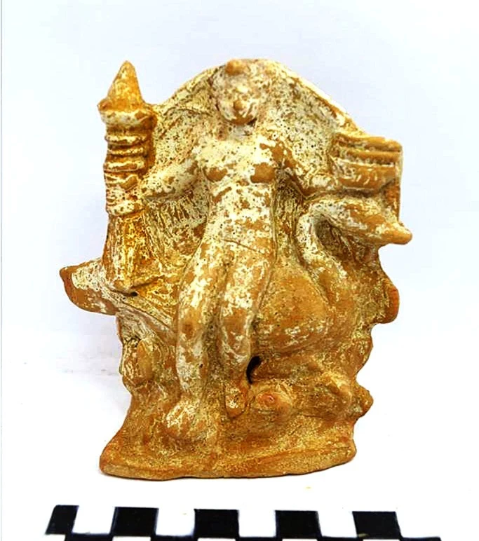 <b>ΠΗΛΙΝΟ ΕΙΔΩΛΙΟ ΑΦΡΟΔΙΤΗΣ ΠΑΝΩ ΣΕ ΧΗΝΑ ΠΟΥ ΚΡΑΤΑ ΘΥΜΙΑΤΗΡΙ ΚΑΙ ΦΙΑΛΗ</b>