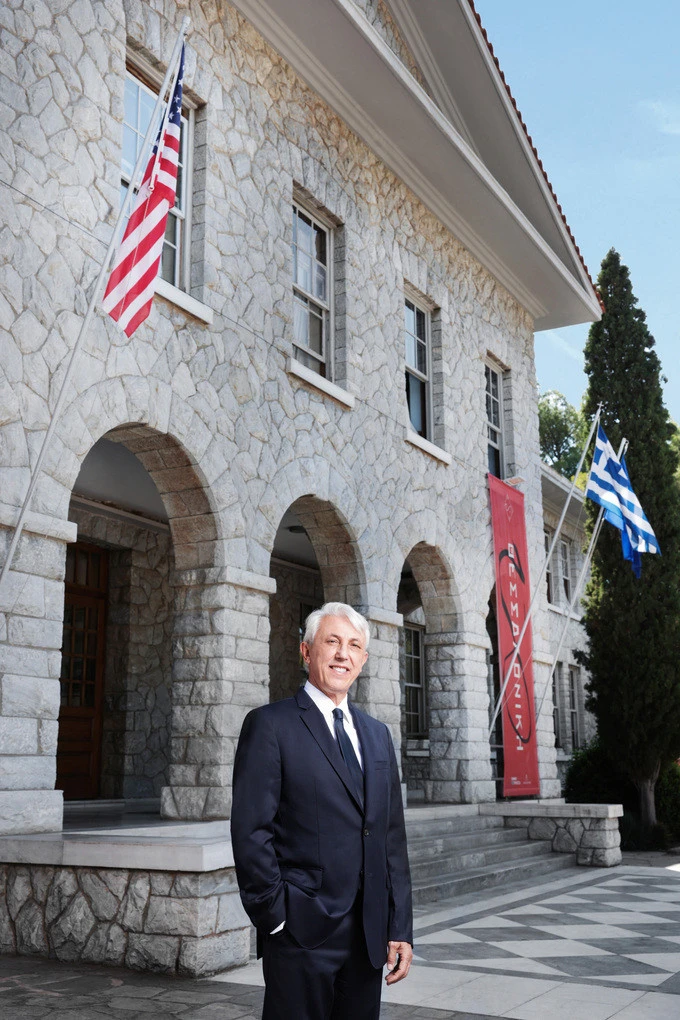 Μπροστά στο ιστορικό κτίριο του&nbsp;campus, το&nbsp;Macedonia&nbsp;Hall&nbsp;&nbsp;