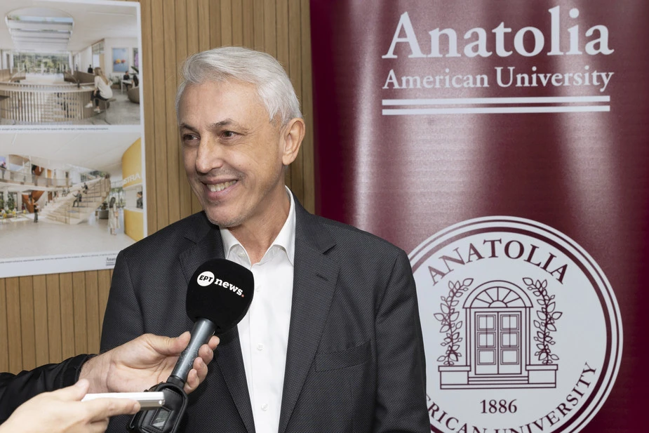 Κατά τη διάρκεια δημοσιογραφικής ενημέρωσης για την έναρξη λειτουργίας του μη κρατικού μη κερδοσκοπικού πανεπιστημίου&nbsp;Anatolia&nbsp;American&nbsp;University, τον Νοέμβριο 2025.