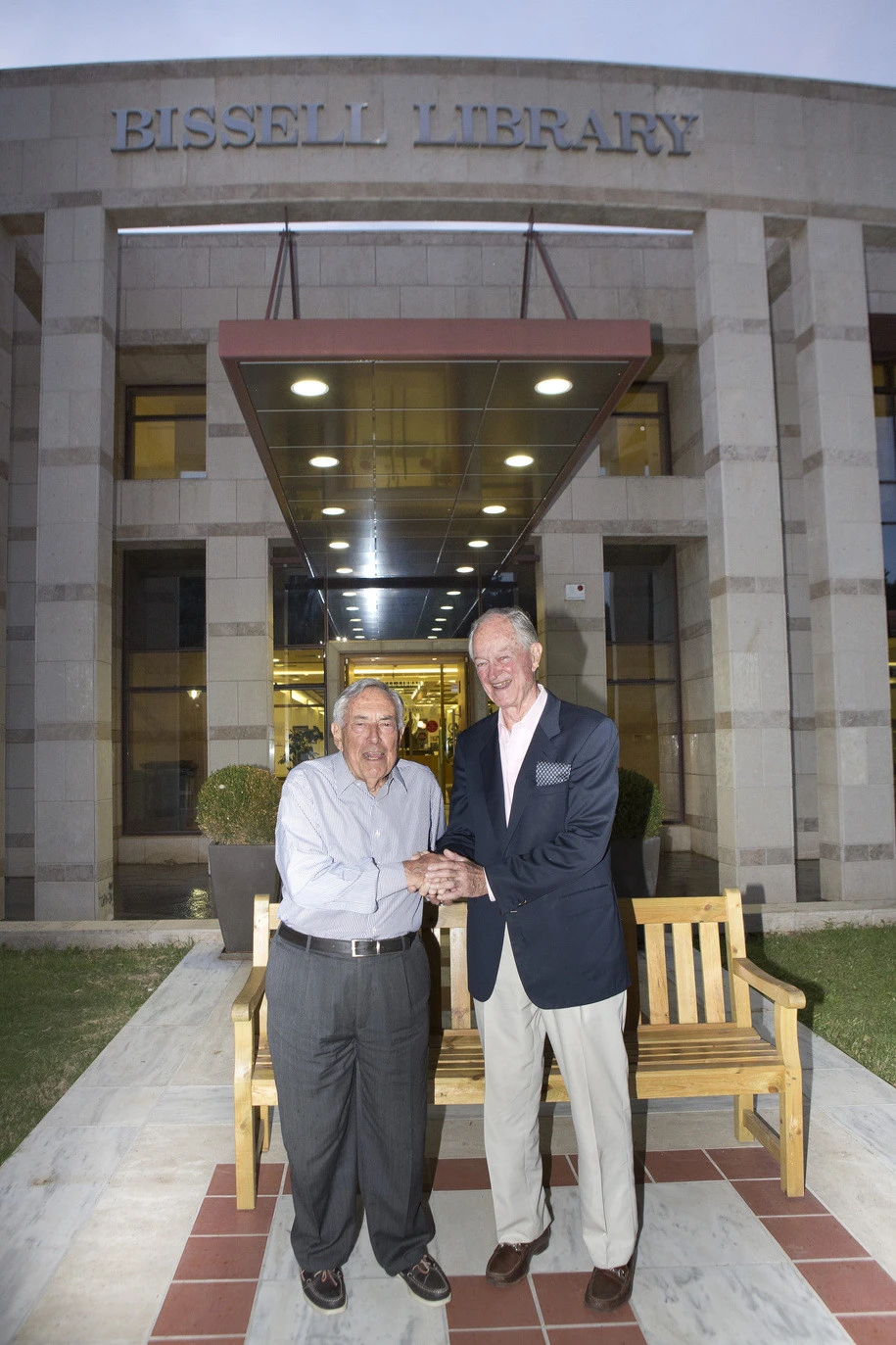 Ο Σταύρος Κωνσταντινίδης και ο George S. Bissell, Έφοροι του Ανατόλια, επιστήθιοι φίλοι και μεγάλοι ευεργέτες του εκπαιδευτικού μη κερδοσκοπικού οργανισμού. Μπροστά στη Βιβλιοθήκη  Bissell,  2018