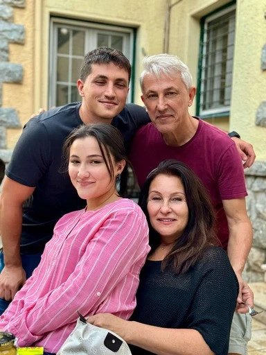 Με τα παιδιά του Ορέστη και Νιόβη, και τη σύζυγό του Μαρία Χατζηκεφαλά