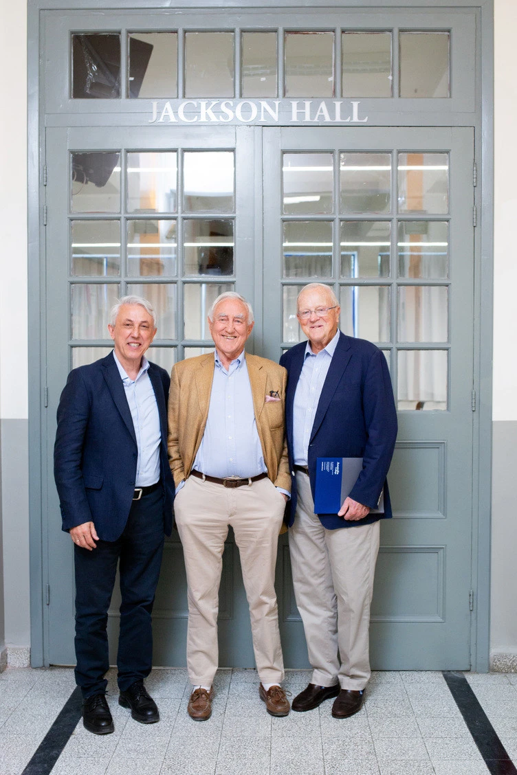 Ο Δρ Πάνος Βλάχος με τον πρώην Πρόεδρο του Κολλεγίου&nbsp;Richard&nbsp;Jackson&nbsp;και τον Πρόεδρο του Διοικητικού Συμβουλίου των Εφόρων&nbsp;Albert&nbsp;“Chip”&nbsp;Elfner,&nbsp;III, 29 Μαΐου 2026, στο Κολλέγιο Ανατόλια, κατά την τελετή μετονομασίας του Tsipos Hall σε Jackson Hall (αίθουσες του ιστορικού κτιρίου&nbsp;Macedonia&nbsp;Hall)