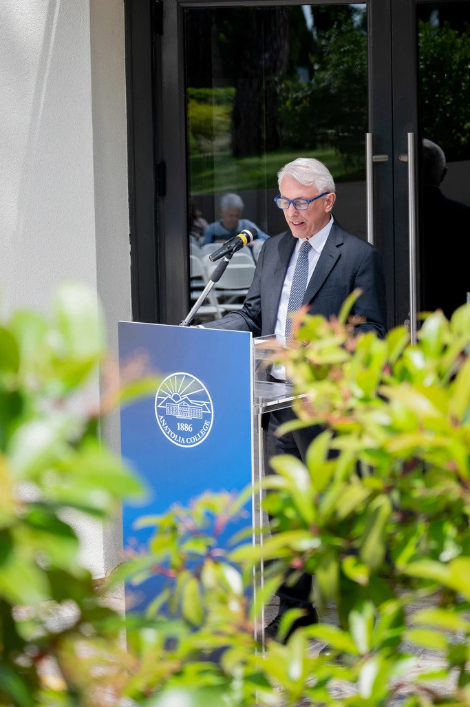 Ο Δρ Πάνος Βλάχος στην τελετή ονομασίας του Κλειστού Γυμναστηρίου &nbsp;του Ανατόλια σε William McGrew Sports Center, 29 Μαΐου 2025.