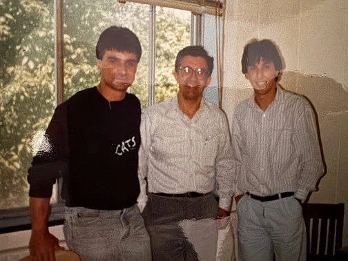 Υποψήφιος Διδάκτορας στο Πανεπιστήμιο του&nbsp;Rhode&nbsp;Island, ΗΠΑ, 1987, (πρώτος από δεξια) με τον καθηγητή Μαθηματικών Γεράσιμο Λαδά (Gerry&nbsp;Ladas) στη μέση, και τον υποψήφιο διδάκτορα Βαγγέλη Παρθενιάδη.&nbsp;