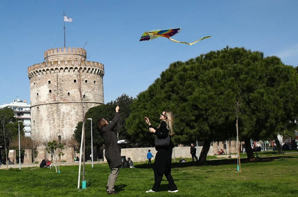 Χαρταετοί στο Λευκό Πύργο - Εικόνα από ert