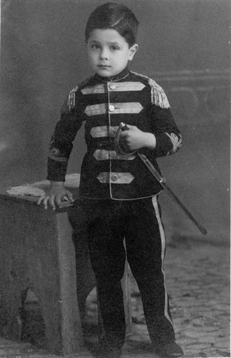 Πιτσιρικάς ντυμένος καρναβάλι στις απόκριες