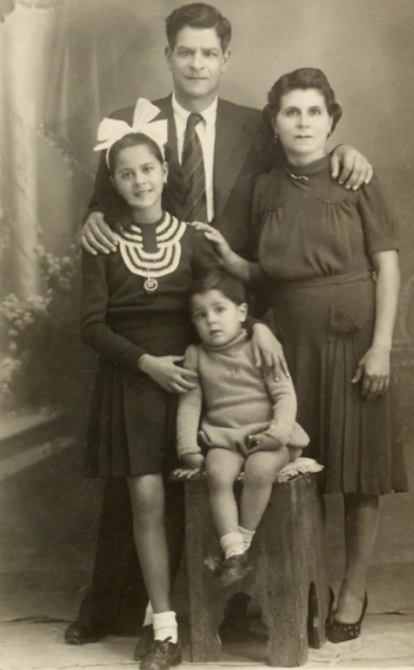 Οικογενειαακή φωτογραφία. Με τους γονείς του και την αδελφή του στην Κύπρο