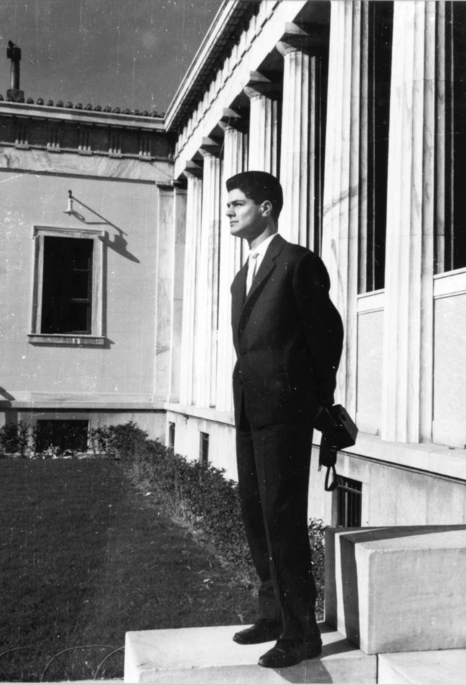 Με φόντο το Εθνικό Μετσόβειο Πολυτεχνείο τη φοιτητική του περίοδ