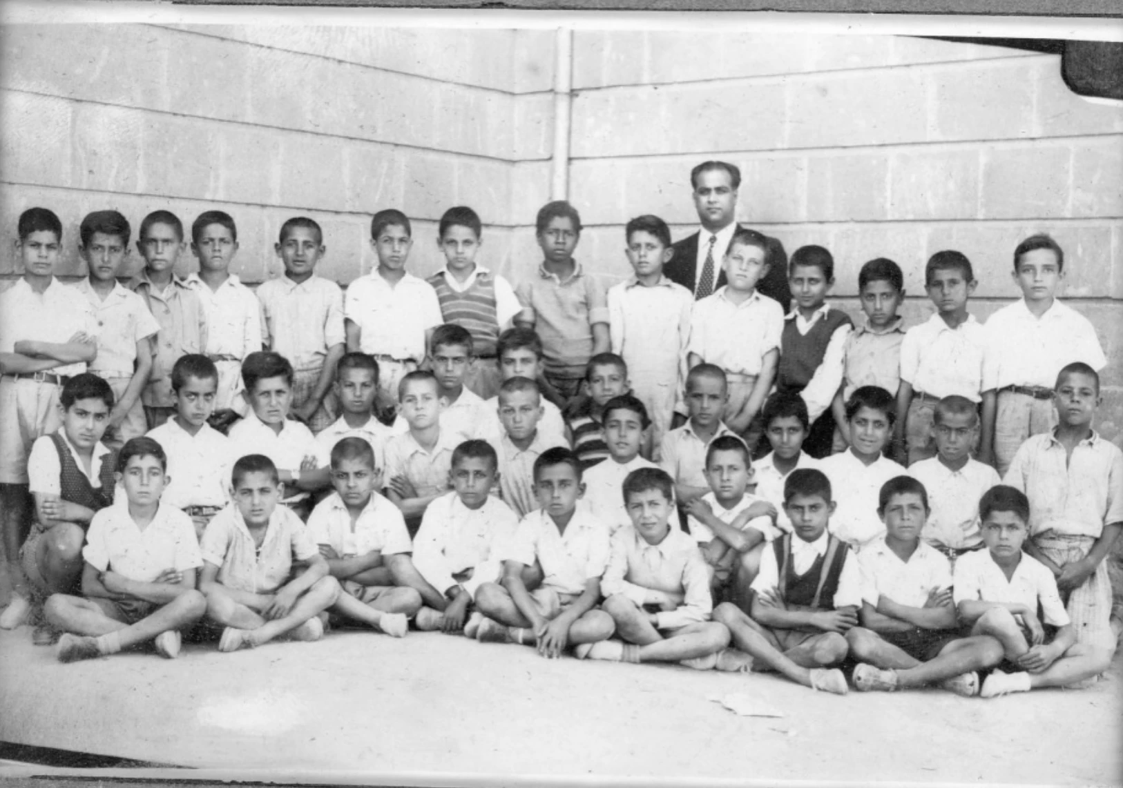 Στο Ελένειο δημοτικό σχολείο της Λευκωσίας. Ο Δρυμιώτης διακρίνεται κάτω δεξιά στην πρώτη σειρά στη γωνιά