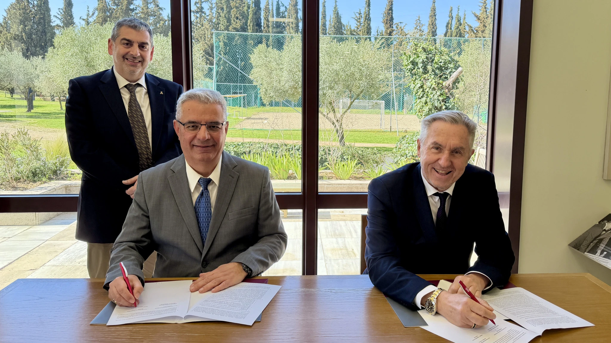 Ο Δρ Στάμος Καραμούζης, Πρύτανης του&nbsp;Anatolia&nbsp;American&nbsp;University, και ο Καθηγητής Νικόλαος Φίλιππας, ιδρυτής και Πρόεδρος του Ινστιτούτου Χρηματοοικονομικού Αλφαβητισμού,&nbsp;στην υπογραφή του μνημονίου συνεργασίας.&nbsp;Αριστερά, όρθιος,&nbsp;ο Δρ Νικόλαος Χουρβουλιάδης, Διευθυντής του Κέντρου Επιχειρηματικότητας του&nbsp;Anatolia&nbsp;American&nbsp;University