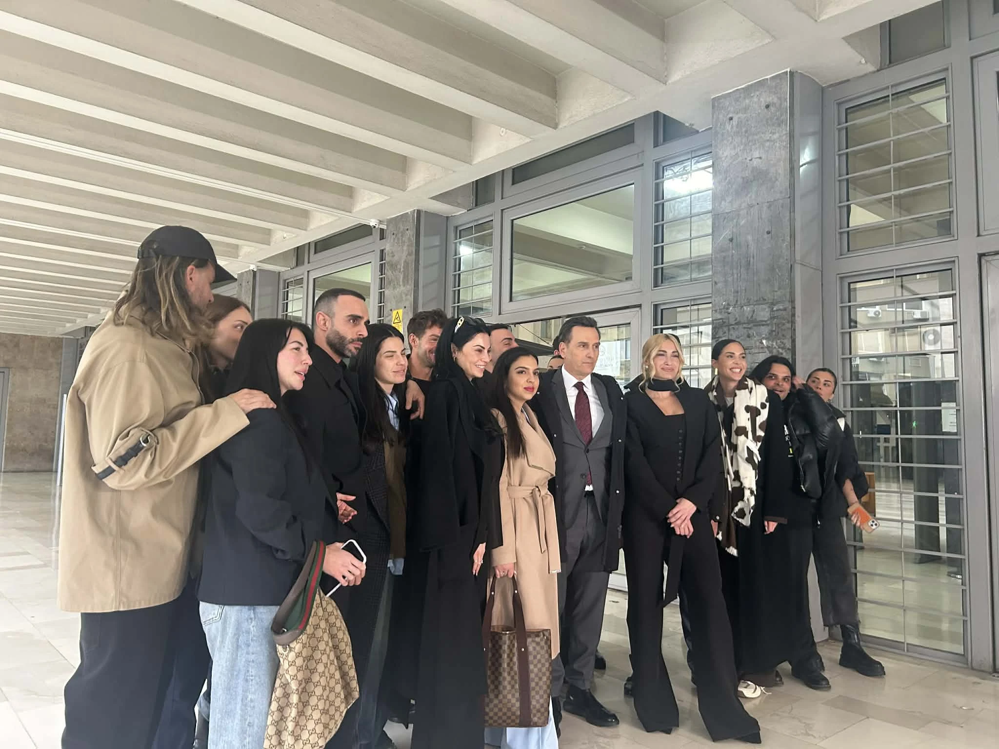 Η Ιωάννα Τούνη με τους φίλους και τις φίλες της στα Δικαστήρια Θεσσαλονίκης μετά την απόφαση
