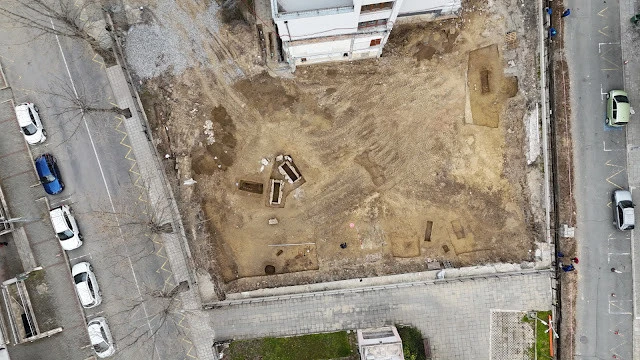 Αεροφωτογραφία της ανασκαφής στην περιοχή με τους τάφους. [Credit: Αρχαιολογικό Μουσείο του Νεσέμπαρ]