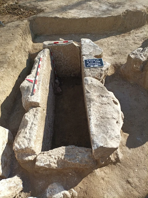 Λίθινος τάφος από την ελληνιστική νεκρόπολη.[Credit: Αρχαιολογικό Μουσείο του Νεσέμπαρ]