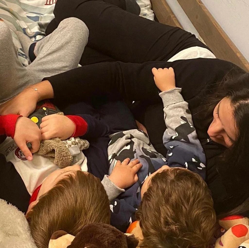 Παλεύοντας με τα αγόρια της στο σπίτι