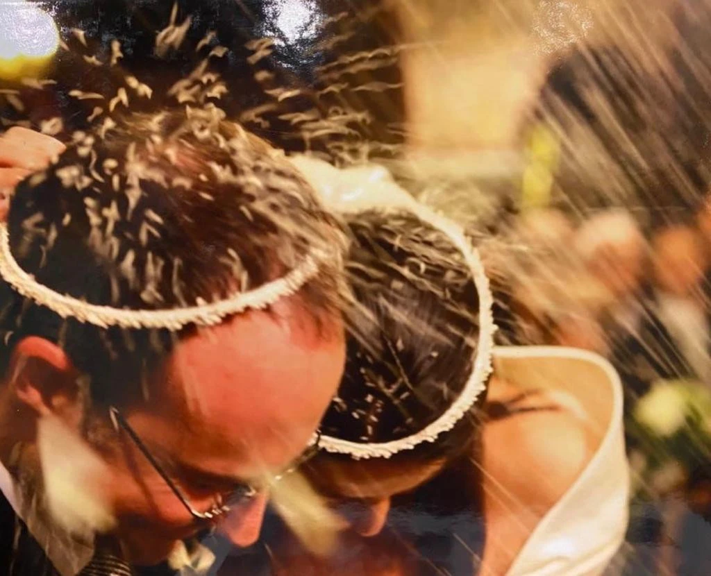 Δεχόμενη πολλά κουφέτα στον γάμο της