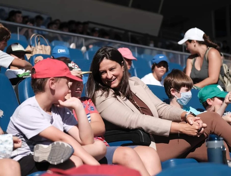 Με μαθητές σχολείου στο γήπεδο