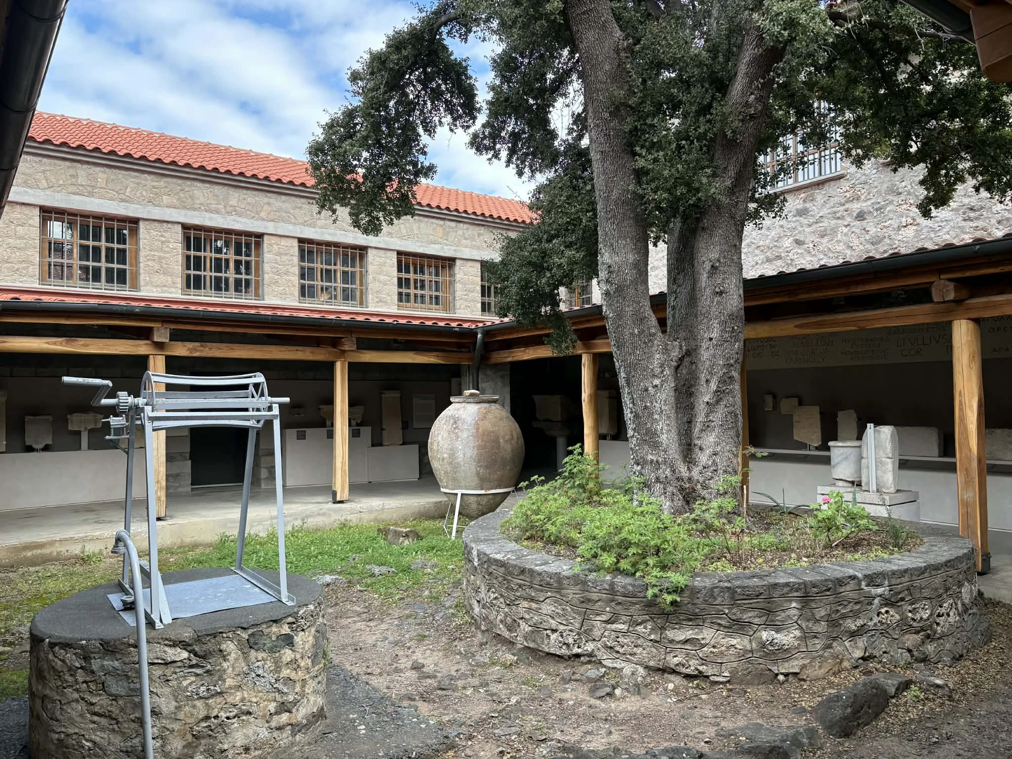 Αίθριο στο Αρχαιολογικό Μουσείο Σαμοθράκης