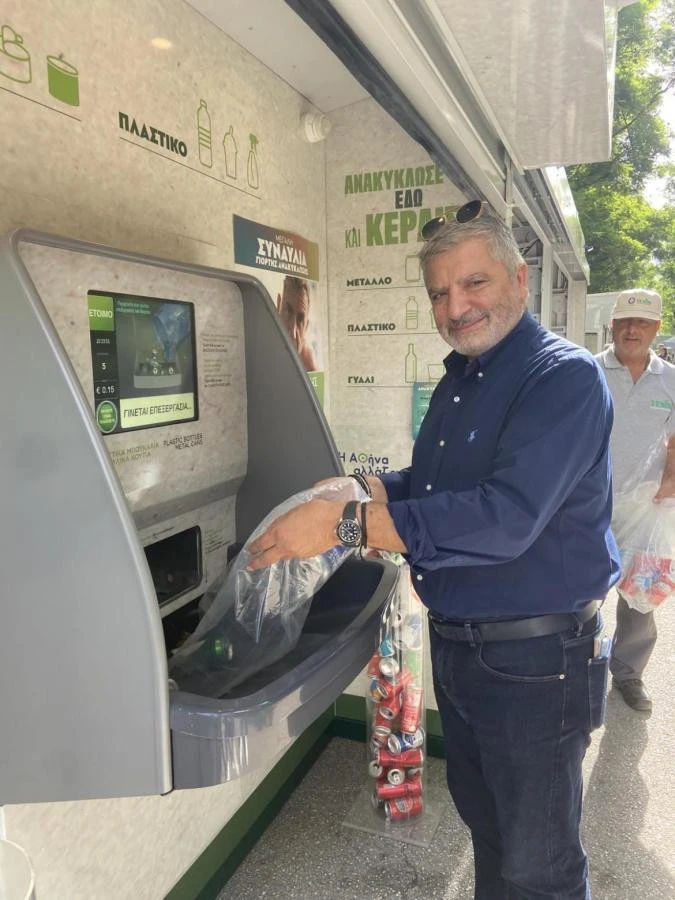 Οι «αντιγραφές» στα «σπιτάκια» της Θεσσαλονίκης και της Αθήνας είναι και στις πόζες.