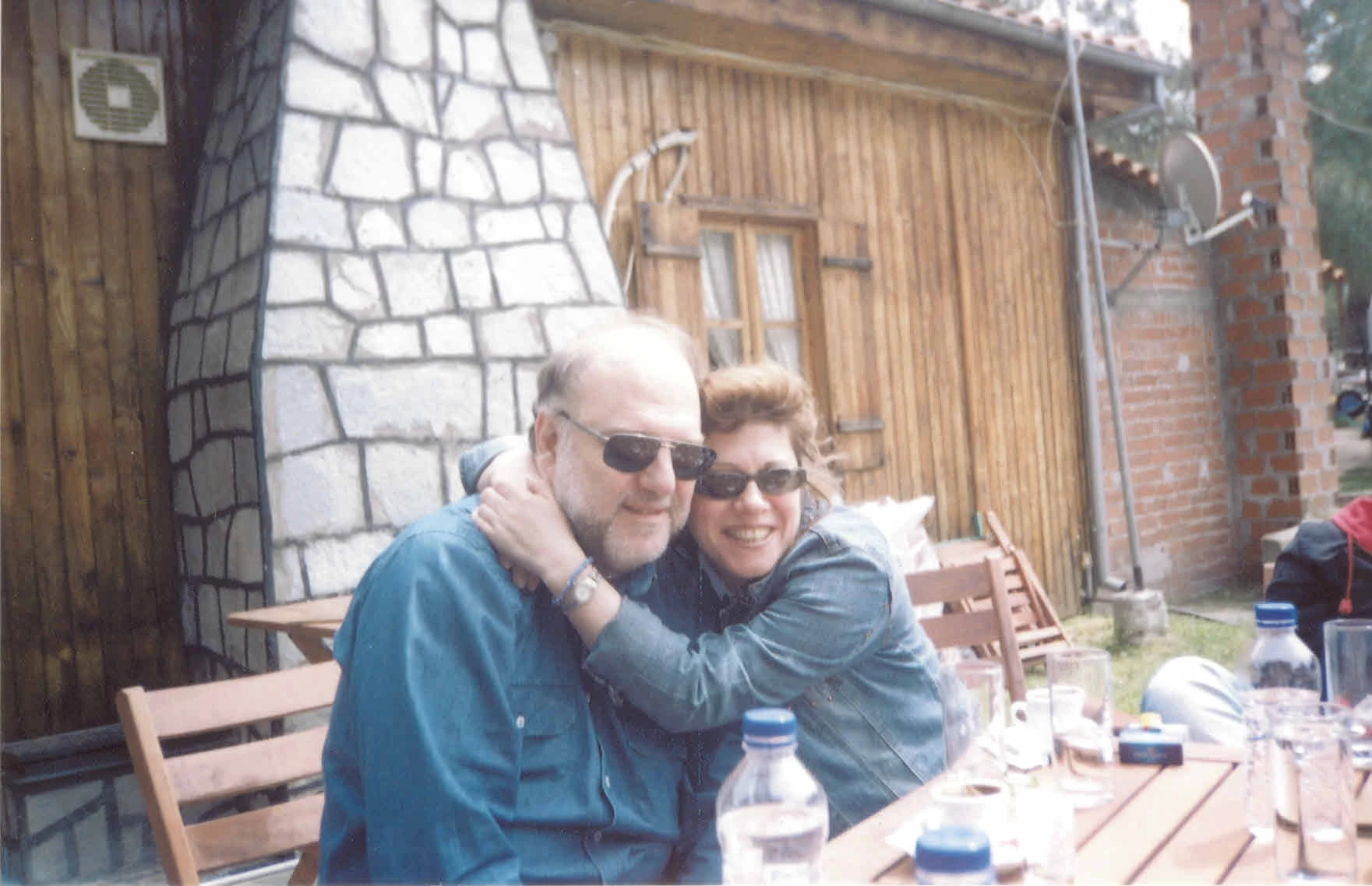 Το 1998 στον Άγιο Αθανάσιο, μαζί με τη σύζυγό του