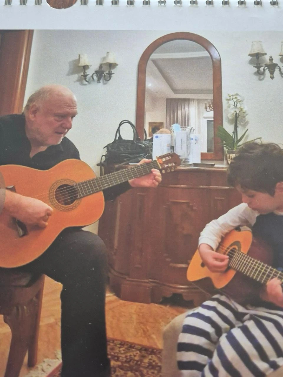 Παίζοντας το τραγούδι «Let&nbsp;it&nbsp;Be» των&nbsp;Beatles&nbsp;με το &nbsp;δεύτερο εγγονάκι &nbsp;του