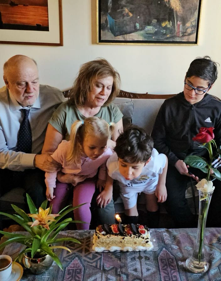 Οικογενειακή στιγμή με τα τρία εγγόνια