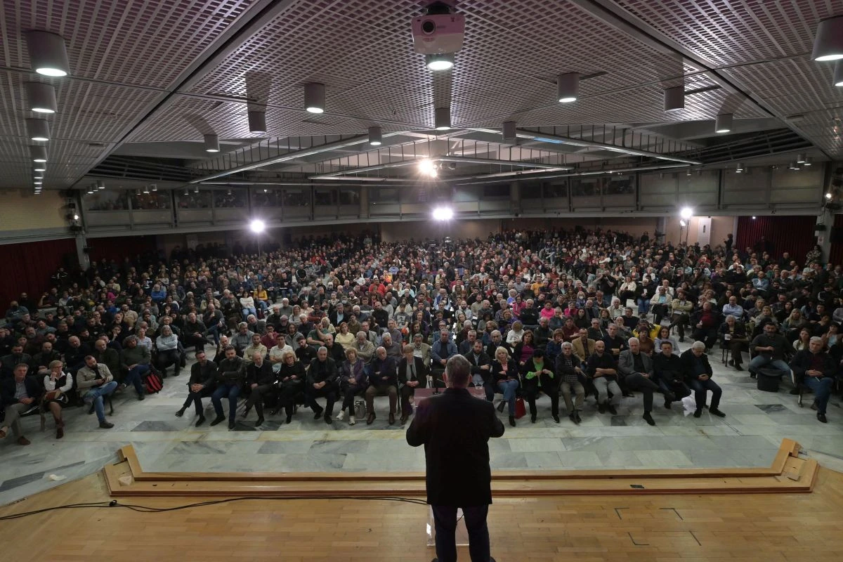 Στιγμιότυπο από την ομιλία του Δ. Κουτσούμπα στο ΣΕΦ