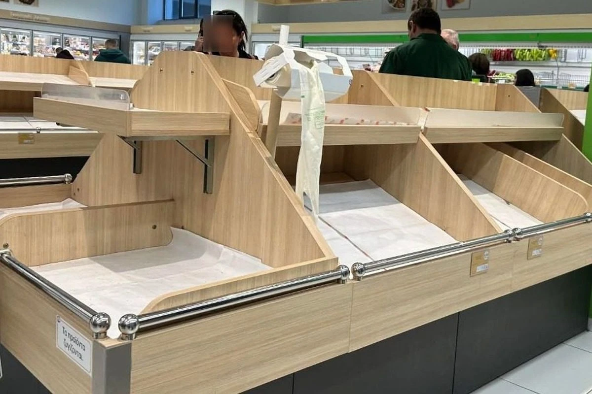 Άδεια ράφια σε σούπερ μάρκετ στη Λέσβο - Πηγή: https://www.stonisi.gr/repository/2024/soyperapothnmas.jpg