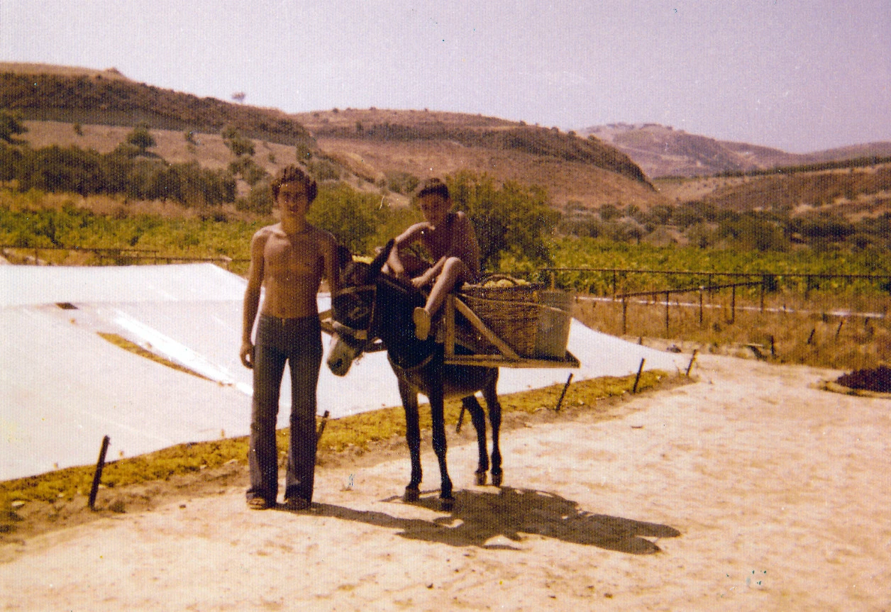 Με κάποιον ξάδελφό&nbsp;του στη διάρκεια του τρύγου την&nbsp;Κρήτη. Στη φωτό διακρίνεται αριστερά