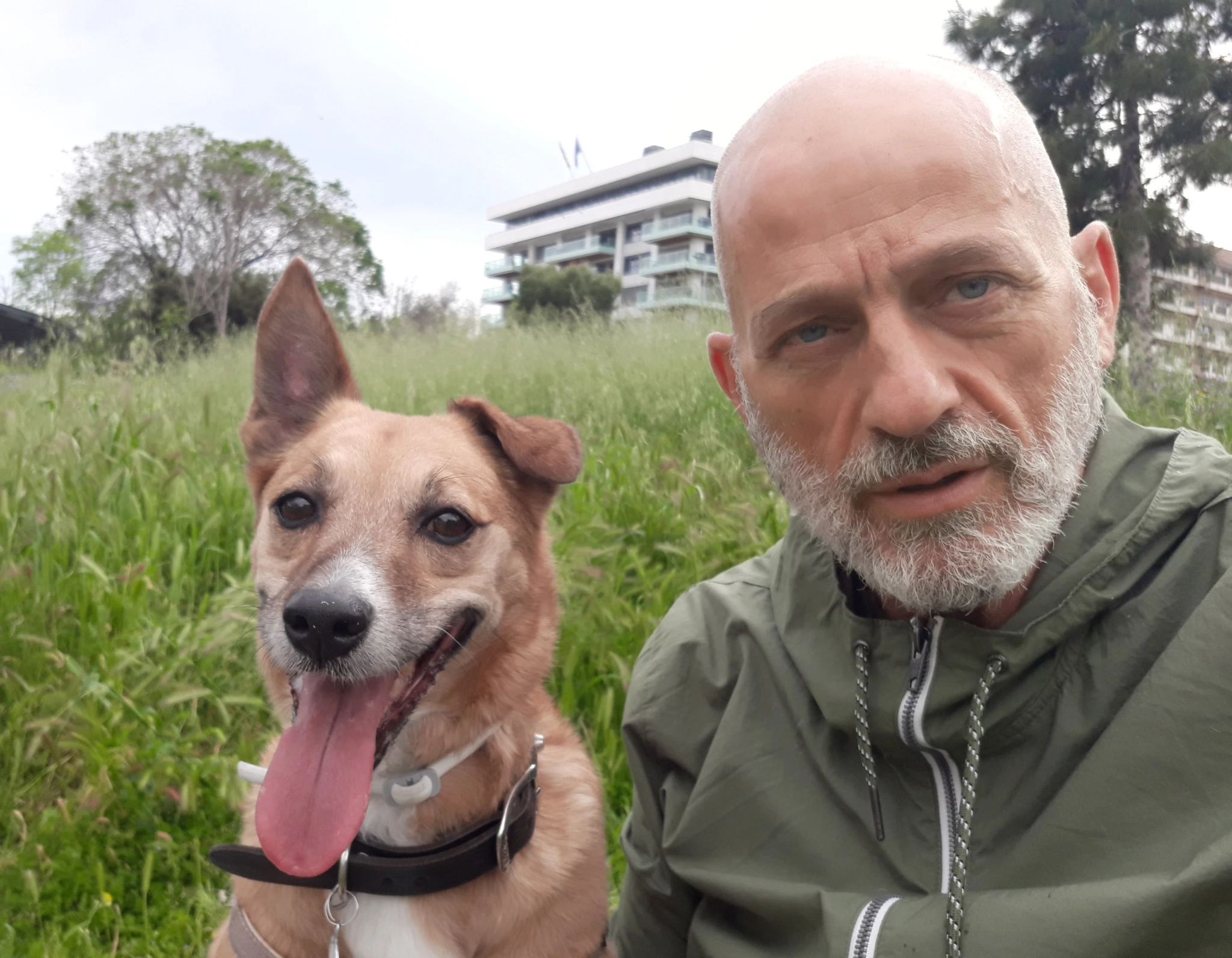 Με το σκύλο του κάπου στη Νέα Παραλία