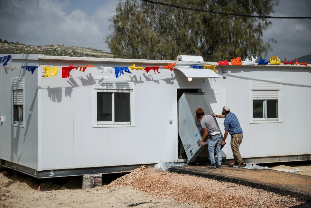 Ισραηλινοί έποικοι καταλαμβάνουν παλαιστινιακό κτίριο - Πηγή: https://x.com/le_Parisien/status/2045989310793424927/photo/1