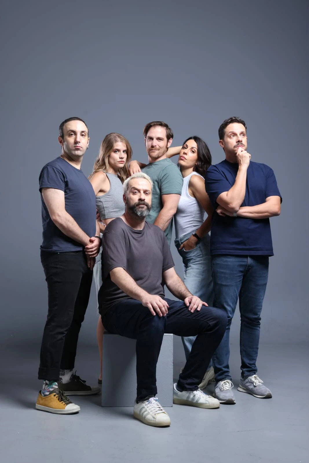 Παίζουν (από αριστερά): Χάρης Χιώτης, Δανάη Μιχαλάκη, Άλκης Μπακογιάννης, Άννα Μενενάκου, Δημήτρης Μακαλιάς, Ζήσης Ρούμπος,