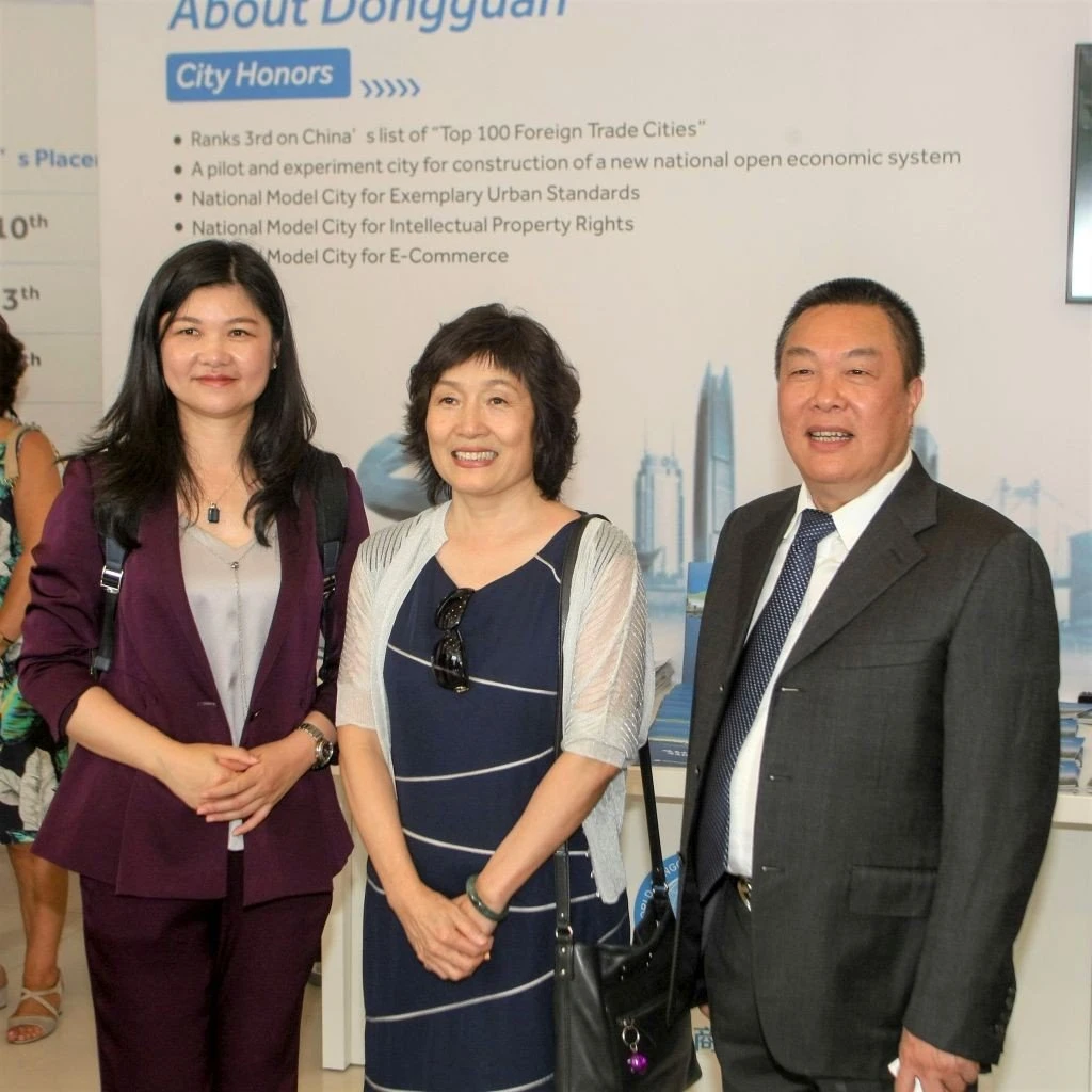 O Αντιπροέδρος του World Dong Guan Entrepreneurs Federation (WDEF), κ. Liang Yong Xiong, με την Πρέσβειρα της Λαϊκής Δημοκρατίας της Κίνας, κας Zhang Qiyue