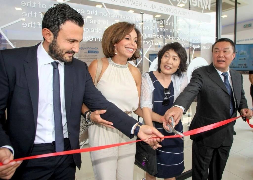 O Αντιπροέδρος του World Dong Guan Entrepreneurs Federation (WDEF), κ. Liang Yong Xiong, με την Πρέσβειρα της Λαϊκής Δημοκρατίας της Κίνας, κας Zhang Qiyue, την Αντιπεριφερειάρχη ΜΕ Θεσσαλονίκης, κα Βούλα Πατουλίδου, και τον Πρόεδρο της ΠΑΕ Άρης, κ. Θόδωρο Καρυπίδη